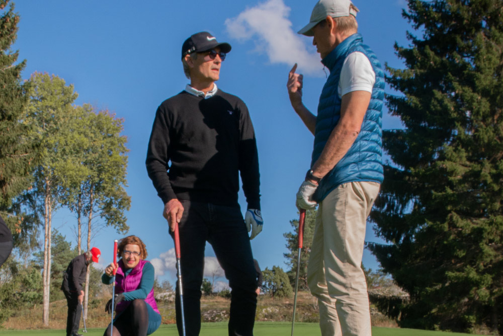 Två personer spelar golf